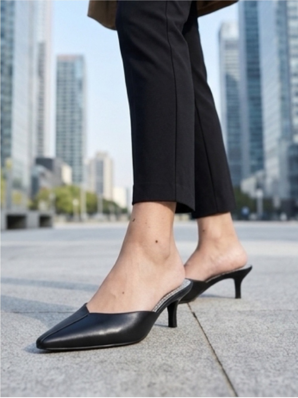 BCBGirls Black Leather Pointed Toe Mules Kitten Heel Minimalist Slide Size 7